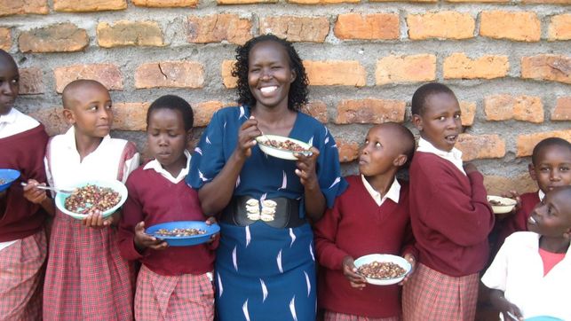 Kakenya compartiendo la comida de viernes con las niñas de su escuela © Kakenya's Dream