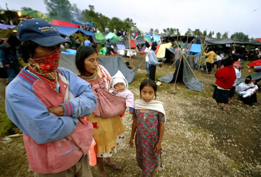 Una familia de la etnia tzotzil en el pueblo de Oventic, en Chiapas (Reuters). Una familia de la etnia tzotzil en el pueblo de Oventic, en Chiapas (Reuters).