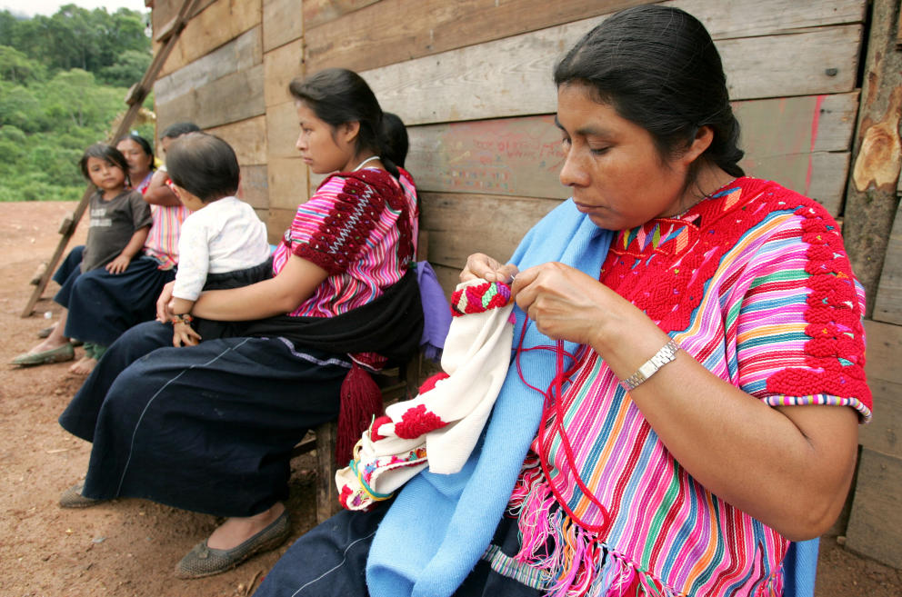 Mujeres de la etnia tzotzil cosen en el pueblo de Nuevo Yibeljo, en Chiapas (Reuters). Mujeres de la etnia tzotzil cosen en el pueblo de Nuevo Yibeljo, en Chiapas (Reuters).