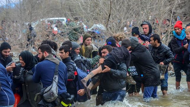 Alrededor de un millar de refugiados cruzan de Grecia a Macedonia por río