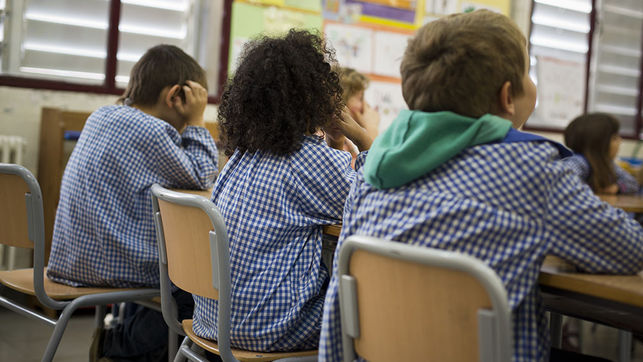 La creciente situación de pobreza infantil hace que la partida de becas comedor o llegue para todas las familias necesitadas. / Edu Bayer