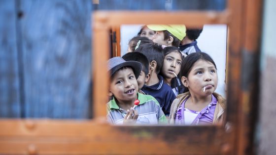 Unos niños en el interior de la cárcel de Cochabamba esperan la llegada del autobús. Unos niños en el interior de la cárcel de Cochabamba esperan la llegada del autobús.