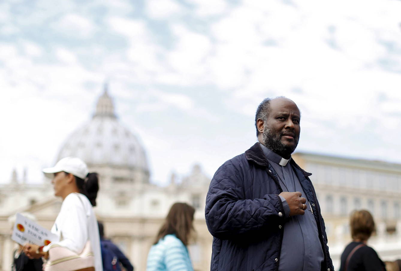 Foto: El sacerdote Mussie Zerai, en la plaza de San Pedro, en el Vaticano, en septiembre de 2015. (Reuters)