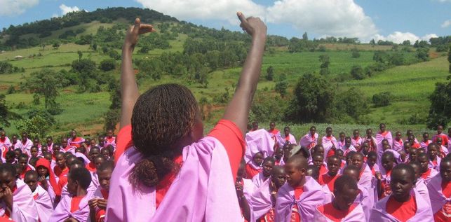 Kakenya junto a las niñas participantes en un campamento de verano sobre salud y liderazgo / © Kakenya's Dream