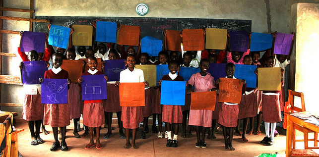 Algunas de las niñas de la escuela muestran sus trabajos / © Kakenya's Dream
