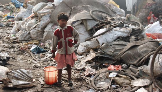 Un niño dalit recorre uno de los suburbios de Varanasi (India). Un niño dalit recorre uno de los suburbios de Varanasi (India).
