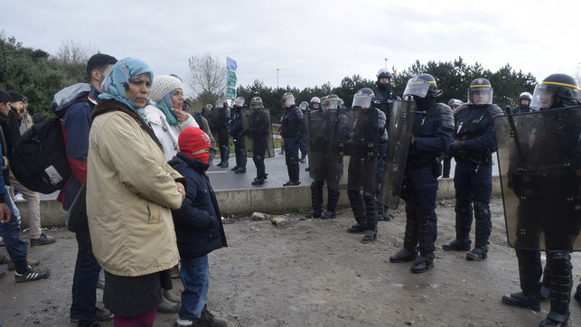 Refugiados en Calais frente a la policía / Eduardo Granados