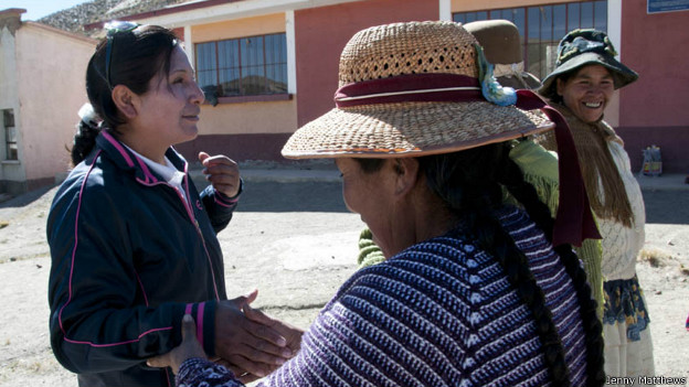 La enfermera boliviana que previene las muertes por ignorancia. Izquierda: Rosmery Mollo.