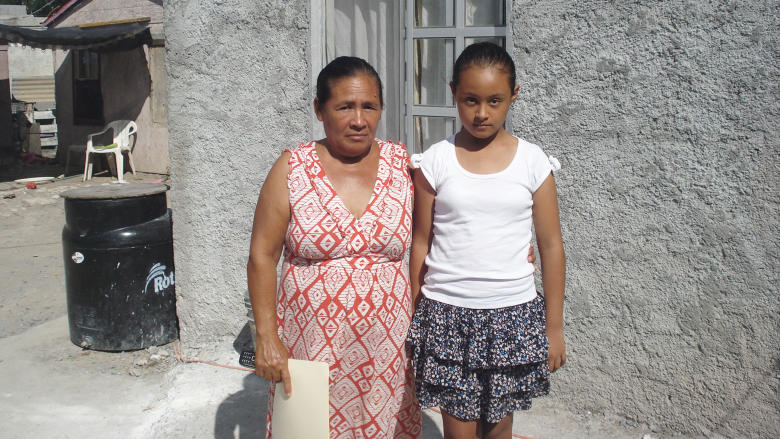 Paloma Noyola junto a su madre, en la localidad mexicana de Matamoros