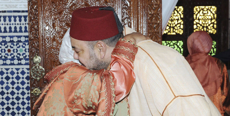 Mohamed VI abraza a una familiar de las vctimas de Galvn. (Efe)