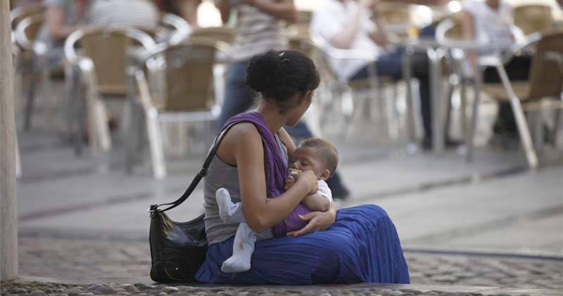  Una joven inmigrante con su hijo, ayer, en la plaza de la Concha, junto a la Mezquita. - Foto:JUAN ALGAR