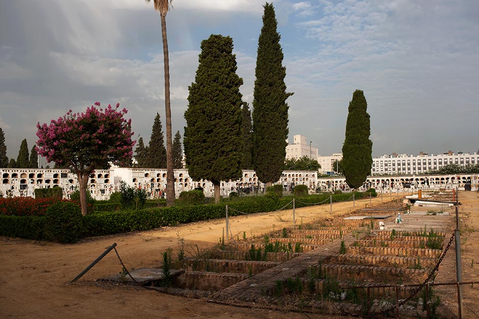 Fosa comn en el cementerio de San Fernando (Sevilla)  de nios supuestamente muertos durante el parto. // L. LEN